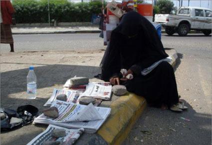 خليجية تبيع الصحف للمارة